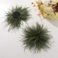 Detalle de flor de pluma de avestruz verde oscuro esponjosa, ideal para pinzas y accesorios DIY. - Verde Oscuro