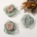 Gedetailleerd overzicht van vintage stoffen roos accessoires, handgemaakte DIY bloemen broches. - Groen
