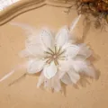 Primer plano de flor de gasa y plumas blancas con pedrería brillante para manualidades. - Beige