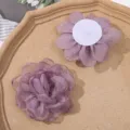Detalle de flor de organza con bordes quemados, pétalos delanteros y adhesivo trasero para accesorios DIY. - Púrpura profundo
