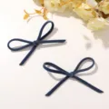 Primo piano di fiocchi in velluto blu scuro, perfetti per accessori moda fai da te creativi. - Blu Inchiostro