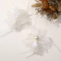 Detalle de accesorios para el cabello DIY en tul blanco con perlas y plumas elegantes. - Blanco Roto