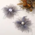 Flor de tul gris accesorio para el pelo DIY con perlas, plumas y detalles finos. - Gris