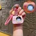 Simpatico portachiavi gatto capsula spaziale rosa con luce notturna luminosa e cordino. - Rosa