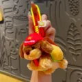 Portachiavi con cane hamburger in peluche, adorabile ciondolo per borsa e regalo per coppie. - Marrone