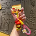 Süßer Cartoon Dackel Schlüsselanhänger mit roter Mütze und praktischer Band für Taschen Dekoration. - Süßes Burger-Hündchen - Braun