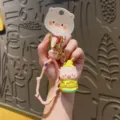 Leuke tekenfilm varken sleutelhanger met honingspot hanger, trendy tasbedel accessoire. - Geel Ijs Varken