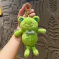 Niedlicher grüner Plüsch Frosch Schlüsselanhänger, weiches Stofftier für Taschen und Schlüssel. - Grün