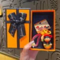 Süßer Dackel Schlüsselanhänger Plüsch Anhänger Taschenschmuck mit schöner Geschenkbox. - Süßer Burger-Hund - Schwarz mit oranger Geschenkbox