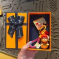 Porte-clés mignon teckel avec boîte cadeau, adorable pendentif en peluche pour sac et cadeau. - Chien burger mignon - Marron et coffret cadeau orange