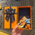 Niedlicher kreativer Dackel Welpe Schlüsselanhänger Plüschpuppe Anhänger Geschenkset - Süßer Kamera-Hund – Schwarz & orangefarbene Geschenkbox