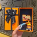 Süßer Dackel Schlüsselanhänger in Geschenkbox, perfekte Taschenanhänger für Paare Geschenk. - Süßer Kamera-Hund – Braun & orangefarbene Geschenkbox