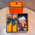 Süßer kreativer Dackel Schlüsselanhänger Plüsch Tasche Anhänger im Luxus Orangen Geschenkset. - Niedlicher Burger-Hund - Schwarz + orangefarbene Geschenkbox + Geschenktüte