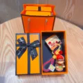 Süßer Dackel Schlüsselanhänger im orangen Geschenkkarton, süßer Wursthund Anhänger. - Niedlicher Burger-Hund - Braun + orangefarbene Geschenkbox + Geschenktüte