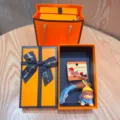 Mignon porte-clés chien saucisse avec boîte cadeau orange luxueuse, parfait pendentif de sac. - Petit chien appareil photo mignon - Marron + coffret cadeau orange + sac cadeau