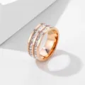 Detailansicht eines roségoldenen Edelstahlrings mit doppelter Reihe quadratischer Kristalle. - Zweireihig Roségold