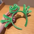 Leuke groene pluche kikker haarband voor gezicht wassen, zacht cartoon haaraccessoire. - Knuffelende kikker