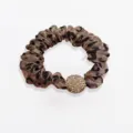 Elastico per capelli in organza leopardata con ciondolo a sfera di strass brillanti. - 1 Elastico per capelli in organza leopardata