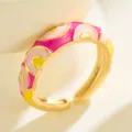 Chique kleurrijke geëmailleerde open ring met levendige roze gele geometrische patronen in goud. - Roze Felroze Geel