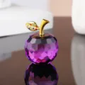 Vue détaillée d'un pomme en cristal violet avec tige dorée et strass pour déco. - Pomme décorative 4 cm / Violet