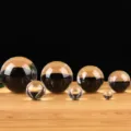 Gros plan de sphères en verre de cristal montrant une qualité optique transparente. - 9cm