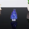 Détail exquis de la figurine d'arbre de Noël en verre cristal bleu, idéal pour déco de fête. - 6 cm de hauteur / Bleu