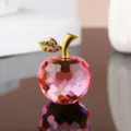 Gros plan détaillé d'une figurine de pomme en cristal rose avec tige dorée et strass colorés. - Pomme décorative 4 cm / Rose