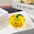 Détail de la figurine de citrouille en verre avec texture transparente et tige verte. - 4cm / Jaune