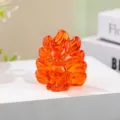 Detailansicht der leuchtend orangen Kristall Neunschwänziger Fuchs Figur als Glasdeko. - Orange