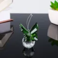 Vue détaillée de la figurine papillon en cristal vert sur socle, beau cadeau déco de bureau. - 6cm / Vert