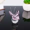 Exquise figurine de papillon en cristal rose avec base boule transparente, beau décor de bureau. - 6cm / Rose