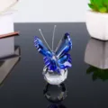 Détail de figurine papillon cristal bleu, base sphère facettée, beau décor de bureau. - 6cm / Bleu