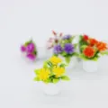 Primer plano detalle de la planta en maceta miniatura casa de muñecas flor artificial. - Amarillo