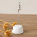 Portatarjetas minimalista con base blanca, pinza de cocodrilo metálica para decoración de escritorio. - Blanco
