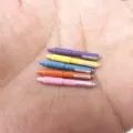 1:12 casa di bambole in miniatura set di penne a sfera in metallo colorato - Set da 5 Pezzi Multicolore