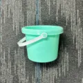 Cubo de playa de plástico para niños en verde menta, perfecto para jugar con la arena. - Cubo de Playa Pequeño / 14*10cm
