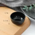 Detailaufnahme der schwarzen Mini-Spielzeugschale, kleine Tischware mit Maßen und Gewicht. - 4,2 cm Schwarze Schalen