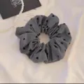 Elastico per capelli grigio con stampa cuori elastico in tessuto accessorio dettaglio - Elastico per Capelli a Cuore / Grigio