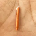 Penna a sfera in metallo arancione in miniatura per casa delle bambole 1:12 OB11. - Arancione