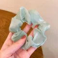 Λεπτομέρεια scrunchie μαλλιών από σιφόν, απαλό ημιδιαφανές αξεσουάρ αλογοουράς. - Πράσινο