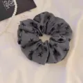Elastico per capelli con fiocco grigio, accessorio in tessuto elegante per donna quotidiano. - Scrunchie con Fiocco / Grigio