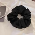 Elastico per capelli nero con grazioso motivo a fiocco, accessorio per acconciature eleganti e pratiche. - Scrunchie con Fiocco / Nero