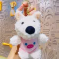 Flauschiger weißer Hund Plüschtier Schlüsselanhänger mit niedlichem rosa Outfit, weicher Taschenanhänger. - Rosa