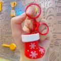 Weihnachtsstrumpf Schlüsselanhänger süßer roter Rucksack Anhänger Metallring Geschenk - Leuchtende Weihnachtssocke - Schneeflocke