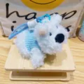 Simpatico portachiavi cane in peluche bianco con maglione lavorato a maglia blu, morbido accessorio. - Cucciolo con maglione lavorato a maglia - Blu