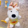 Simpatico portachiavi peluche cane bianco soffice con salopetta gialla, ciondolo borsa. - Giallo