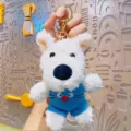 Simpatico portachiavi in peluche di cane bianco soffice con salopetta blu, morbido ciondolo borsa. - Blu