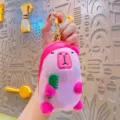 Portachiavi peluche capybara rosa ciondolo borsa animale cartone animato simpatico con pettine verde - Capibara Spettinato Rosa