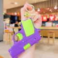 Portachiavi con pistola giocattolo a gravità in plastica colorata con anello metallico carino - Viola
