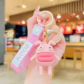 Porte-cles poupee dessin anime grande bouche rose avec sangle BOOM et anneau en metal. - Bouche Saucisse Rose